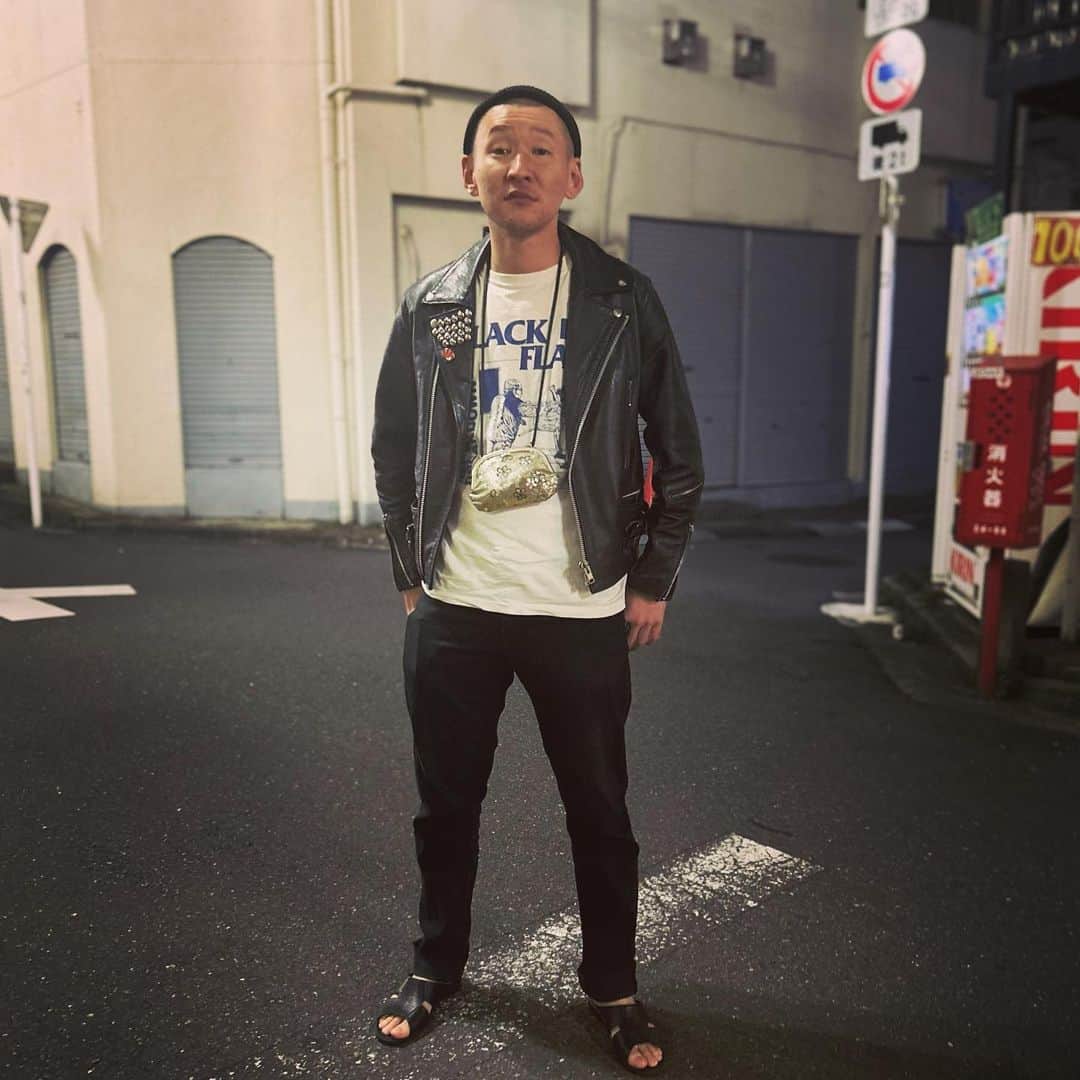 のインスタグラム：「今日の服装。 仕事で使う服を探してた日。  革ジャンを着れる季節は短いので今日の気温ならとブラックフラッグのTシャツに宝物のライダース。 リーバイスのスキニーパンツ。 ROTOTOのニット帽に黒の便所サンダルで金のがま口。  夜ウォンバットやなせと喫茶店行って帰りに撮りました。 首寝違えてずっと痛い明日には良くなってますように。 やなせありがとう。  #今日着た服 #ファッション #古着 #ライダース #ウォンバット #高円寺」
