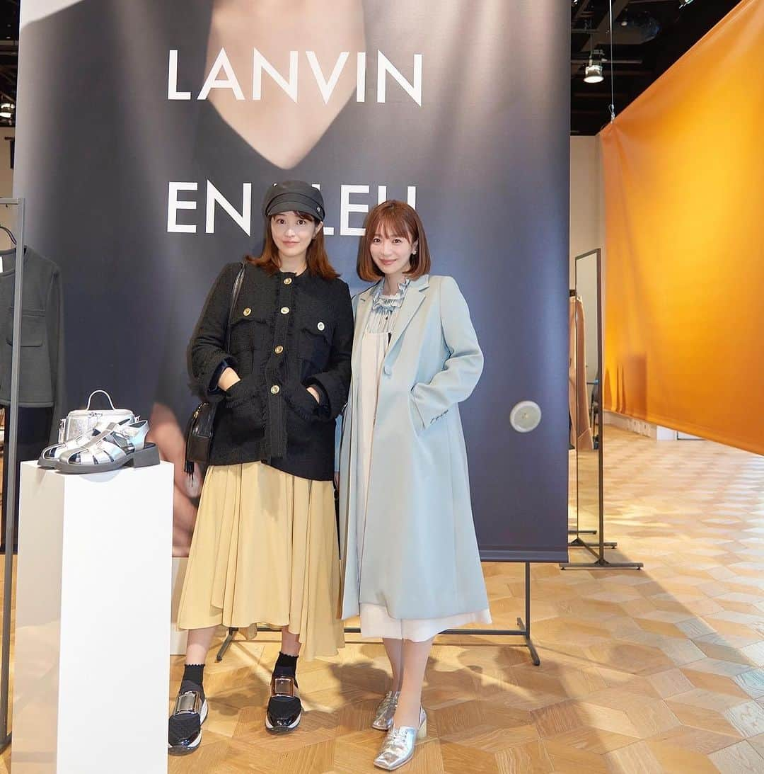 葉加瀬マイのインスタグラム：「@lanvin_en_bleu_womens のSS展示会へ🥰💓今回もかわいいお洋服ありすぎて春が来るのがワクワクしました💓 あゆむと色違いのスプリングコートをオーダーしたよ🥰早く着たい〜💓  @lanvin_en_bleu_womens #pr  #lanvinenbleu」