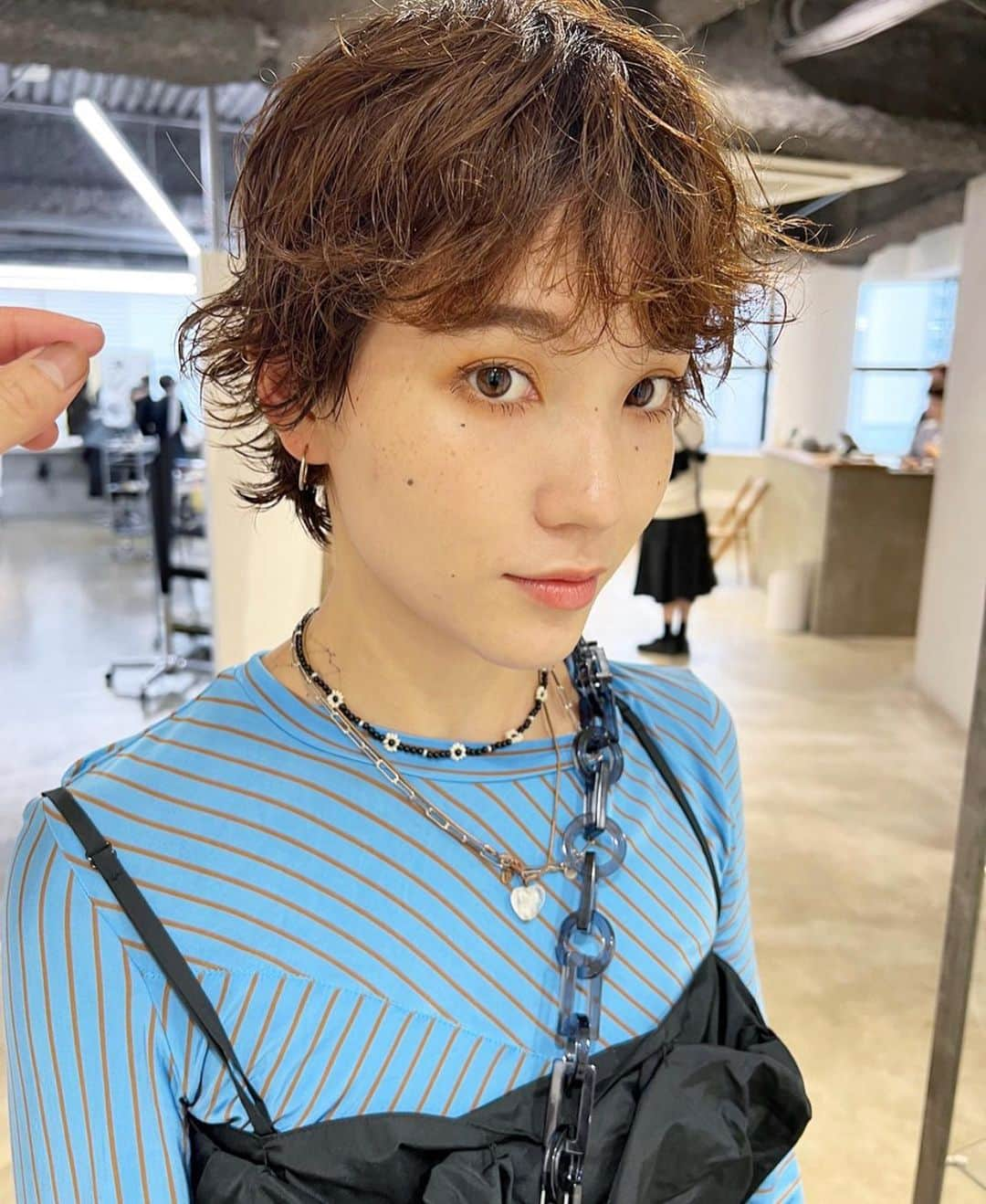 nanukのインスタグラム：「ナチュラル癖っ毛のショートヘア . hair/ @zak2_nanuk  . #guestnanuk .  #パーマ#パーマヘア#パーマスタイル#パーマカラー#くるくるパーマ#ニュアンスパーマ#スパイラルパーマ#ウェーブパーマ#パーマアレンジ#簡単ヘアアレンジ#ヘアアレンジ #ショート#ショートヘア#マッシュショート#ショートカット#マッシュ#ショート女子#ハンサムショート#ハンサムショート女子#ショートカット女子」