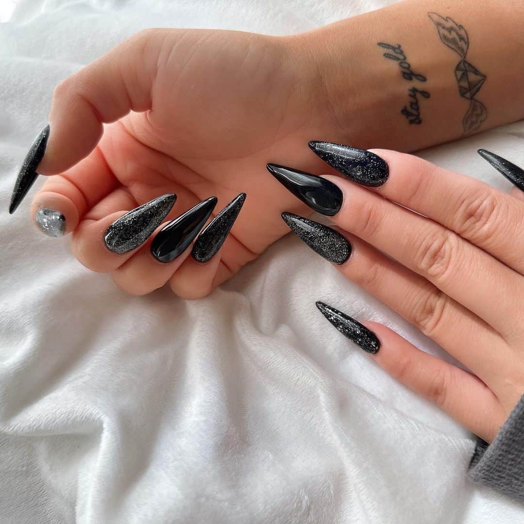あちゅのインスタグラム：「性格の悪さ強調出来る武器  #nails #blacknails #longnails #onecolornails #ブラックネイル #ワンカラーネイル #ロングネイル」
