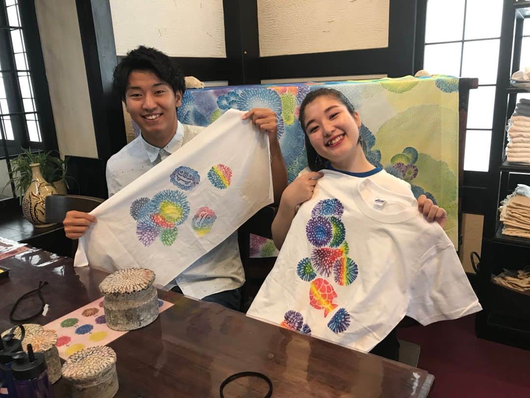 Be.okinawaさんのインスタグラム写真 - (Be.okinawaInstagram)「Shuri Ryusen in Okinawa offers a unique experience of coral dyeing, using the corals they own to create unique products like t-shirts and tote bags!👕  As the only facility that offers this activity in Japan, they showcase the beauty of Okinawa's corals and provides an opportunity to learn about the importance of corals through this special experience. How about bringing home a part of Okinawa's beautiful corals with you?🛍️  #japan #okinawa #visitokinawa #okinawajapan #discoverjapan #japantravel #okinawacorals #okinawaecosystem #okinawaexperience #okinawaactivities」10月18日 20時00分 - visitokinawajapan