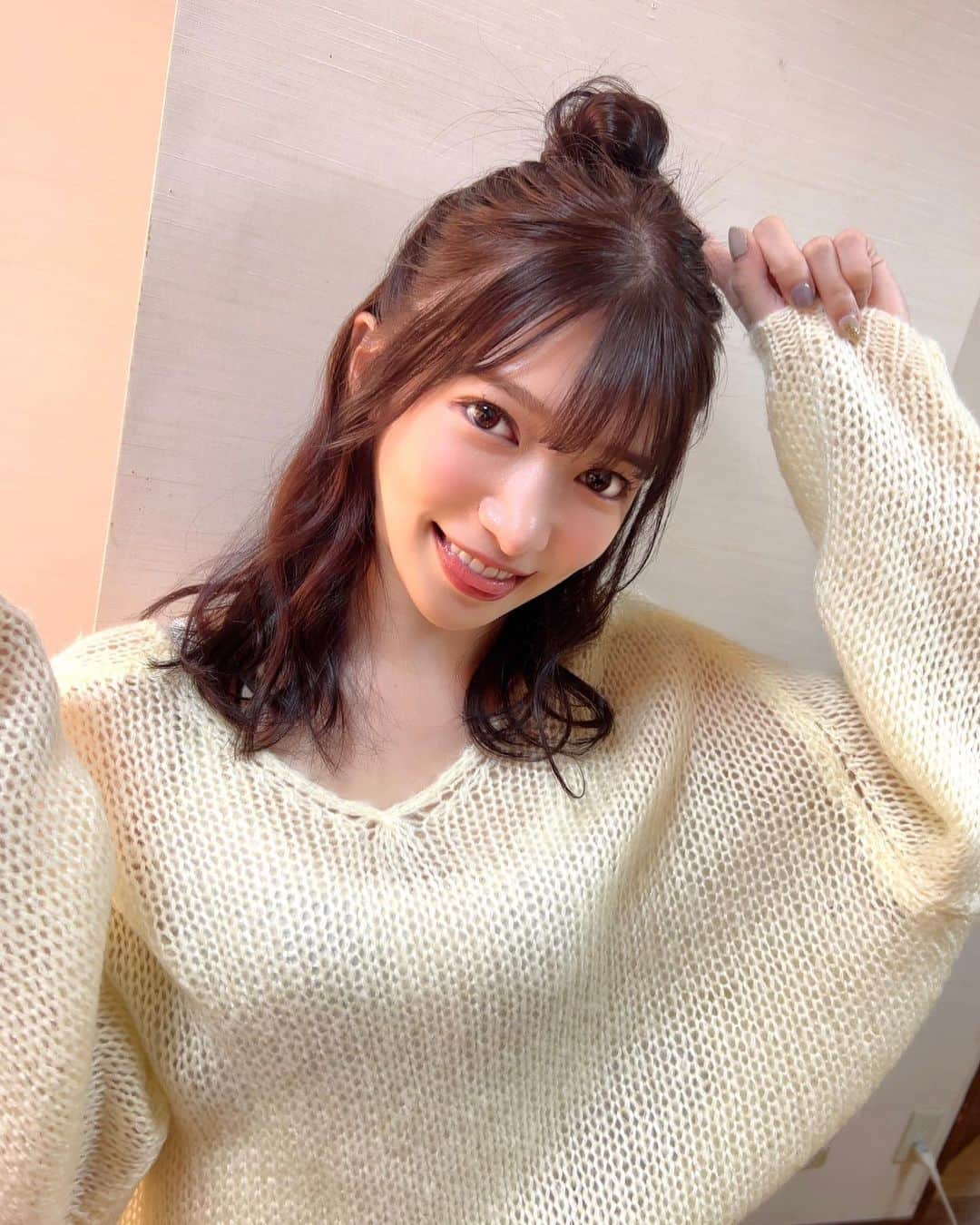 渚志帆のインスタグラム：「ヘアメイクさんのしてくれるおだんごヘアって 毎回可愛くてテンション上がるね🌼  ちょこんって、ちっちゃいおだんごが可愛いの☻」