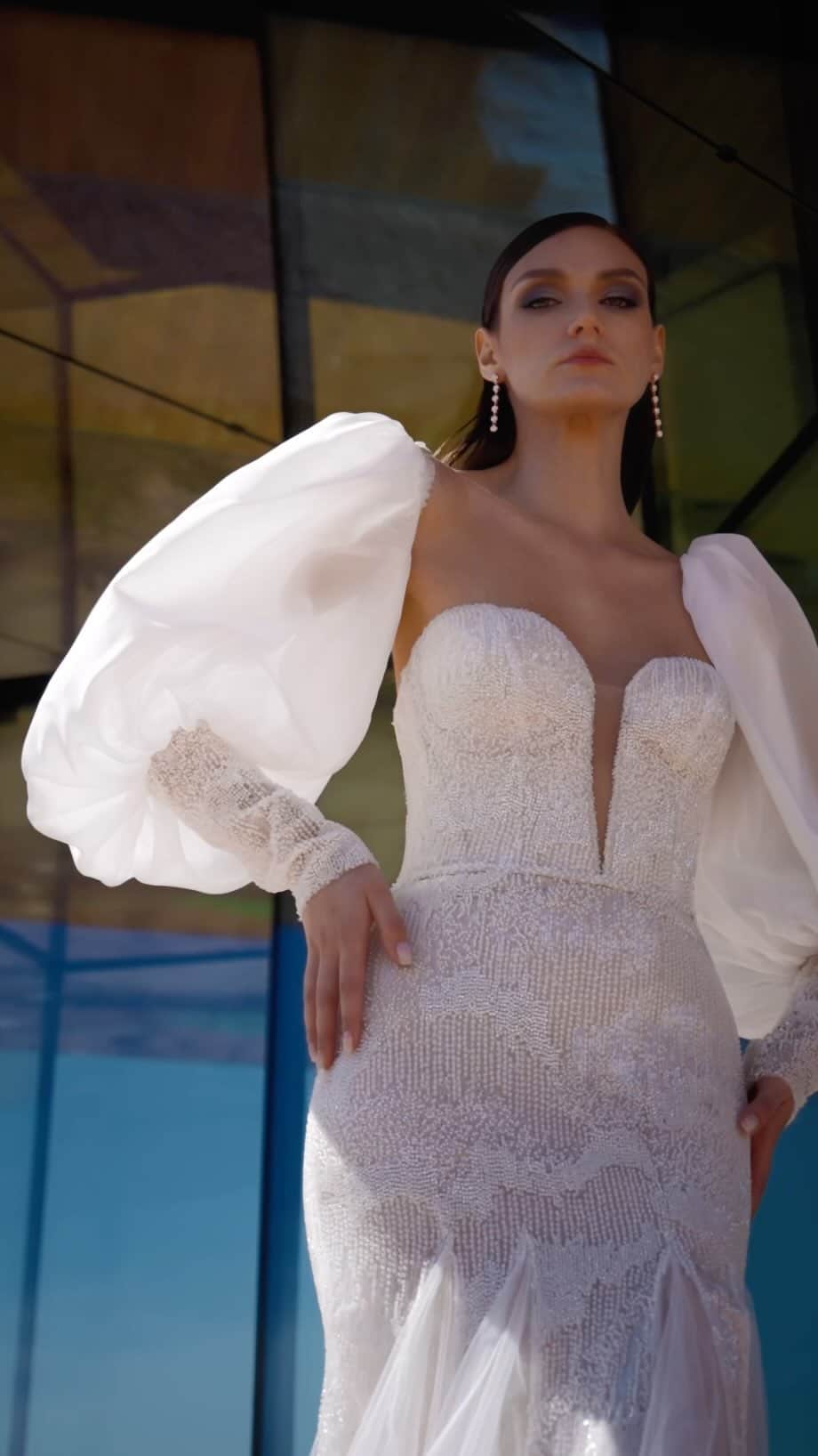 Pronoviasのインスタグラム：「Where dreams meet design and elegance finds its muse. Dare to be unforgettable in Albite gown💛  Secure an exclusive consultation at one of your nearest stores. Link in bio🔗   #PronoviasPrivée #TheJewels」
