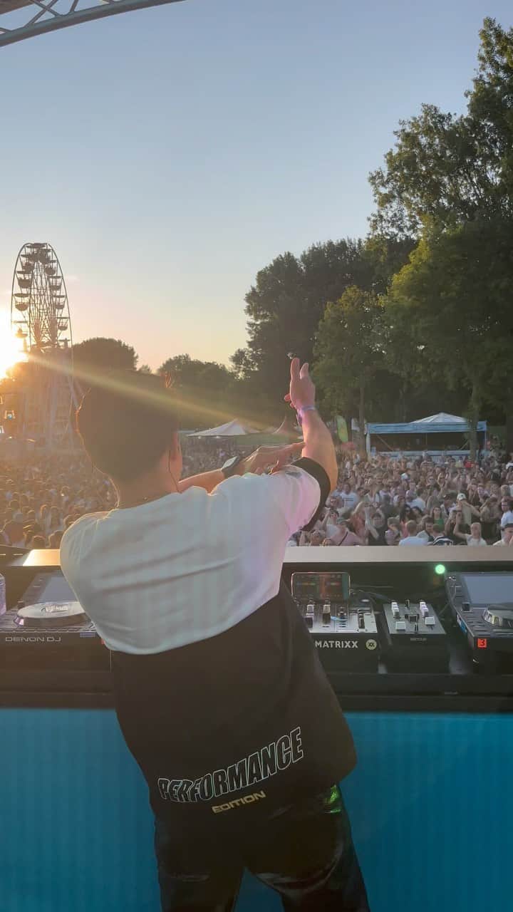レイドバック・ルークのインスタグラム：「I’ve been teasing this one for a while in my sets now! 👀 ‘Todo Mucho’ with @_sevek & @evasimons is out this Friday on @spinninrecords 🔥」