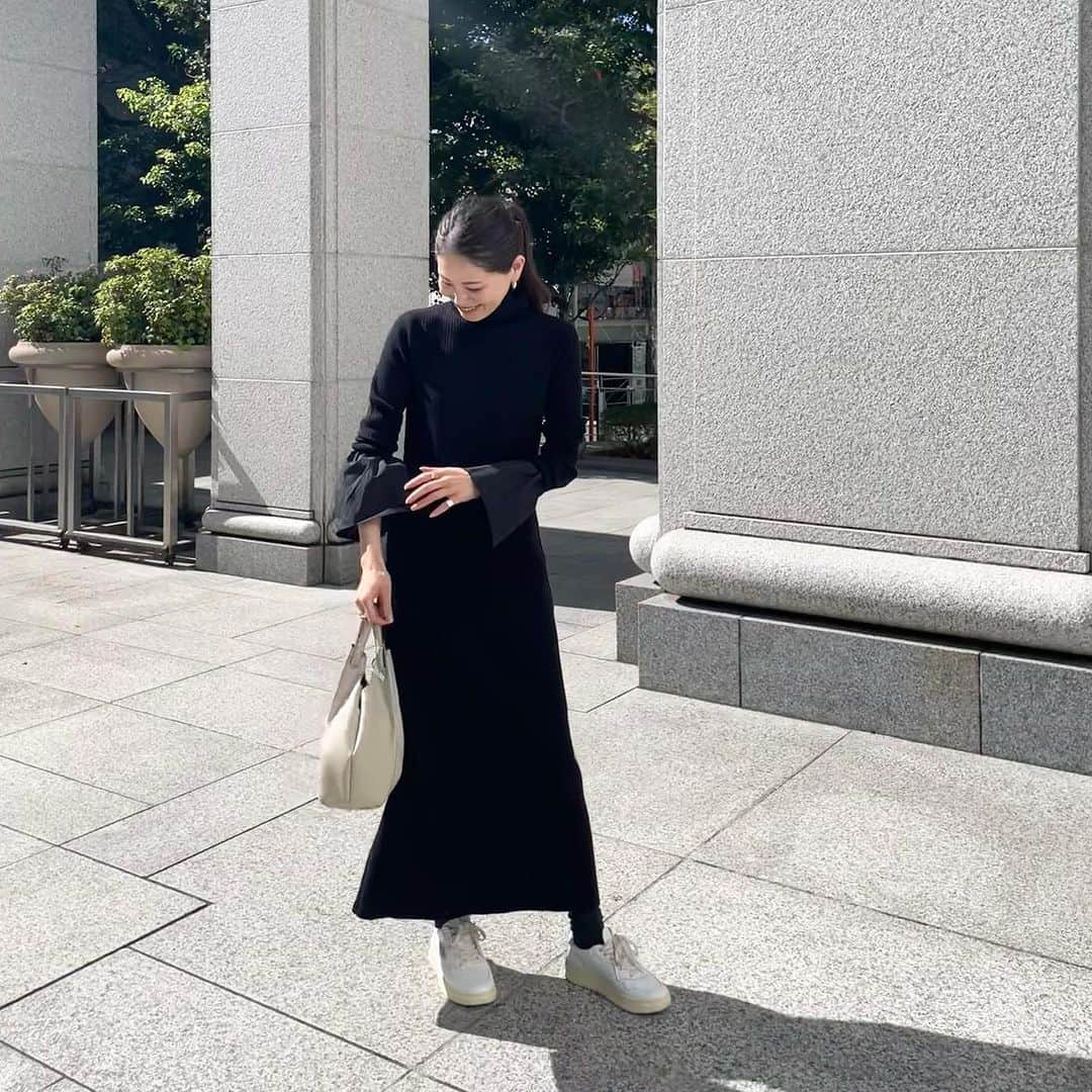 chinatsu614のインスタグラム：「Black is always elegant. #el #jeanasis #giannichiarini #annikainez #autry  ・ ・ ・  最近、ニットワンピ率高め❤︎」