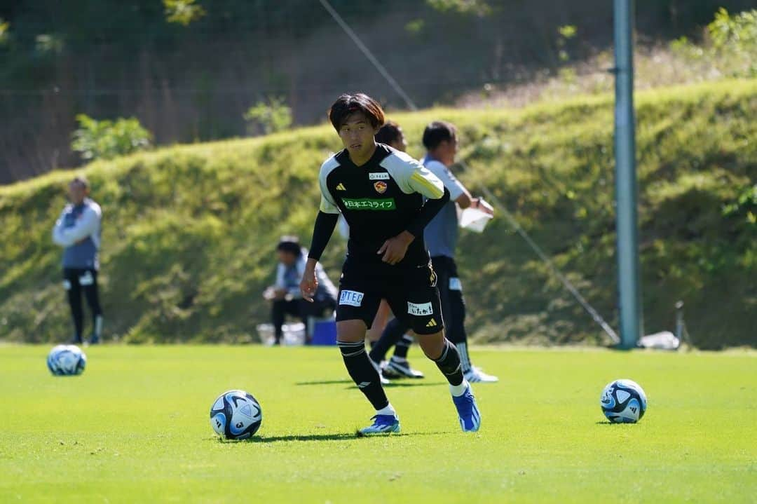 郷家友太さんのインスタグラム写真 - (郷家友太Instagram)「I want to be smiling at the end.  残り4試合。 みんなで。  #vegalta  #vegaltasendai」10月18日 20時03分 - yuta_goke27_official