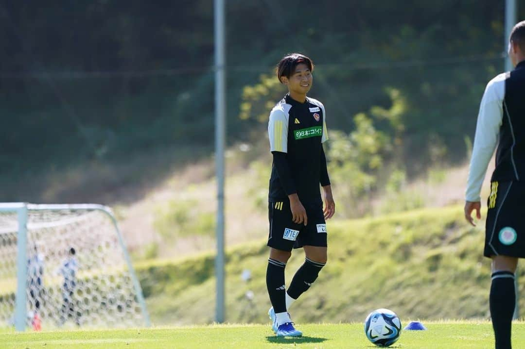 郷家友太のインスタグラム：「I want to be smiling at the end.  残り4試合。 みんなで。  #vegalta  #vegaltasendai」