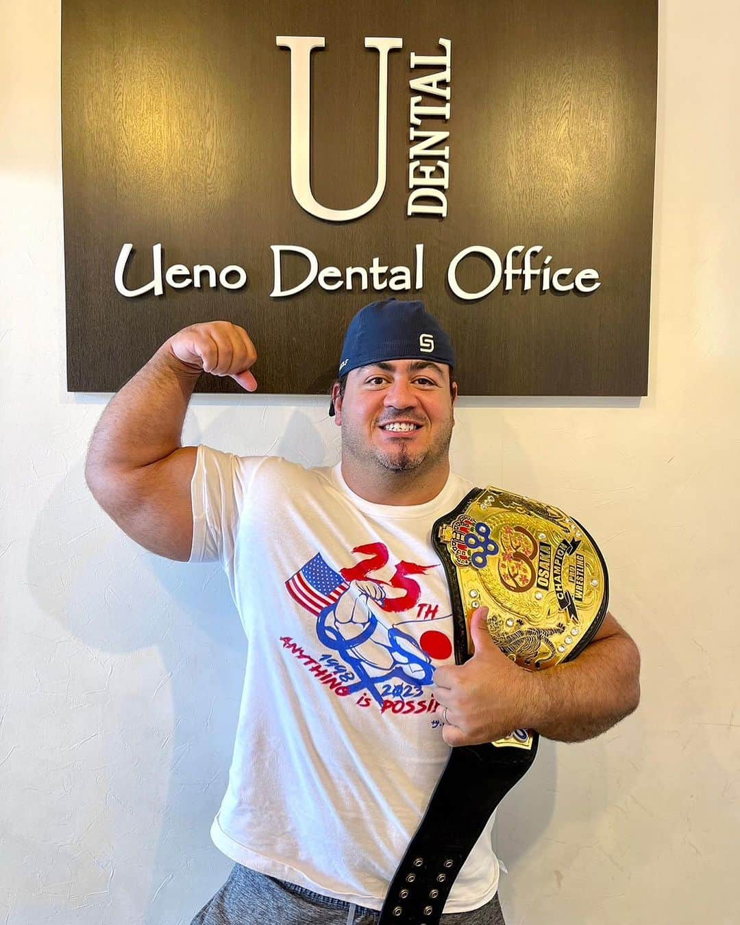 クワイエット・ストームのインスタグラム：「The champ is here!! Went to my favorite dentist today ! Of course I brought the gold💪🏽 #クワイエット・ストーム　#プロレス　#プロレスラー　#外国人タレント　#hollywoodsmile #godisgood  #giglife #大阪プロレス」