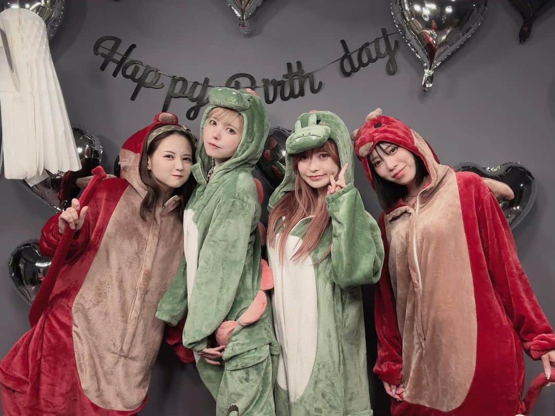 タナカガのインスタグラム：「先日のつばささん誕生日会🎂 皆で恐竜になりました🦖 改めてお誕生日おめでとうございます🫶🏻🫶🏻  毎回つばささんの家に行くと新しい出会いがあるので、素敵な方達に出会わせて下さって友達少ない私は大感謝してます🥹💓笑 これからも仲良くして下さい！！！  次はまりなちゃん家で🏠💞」