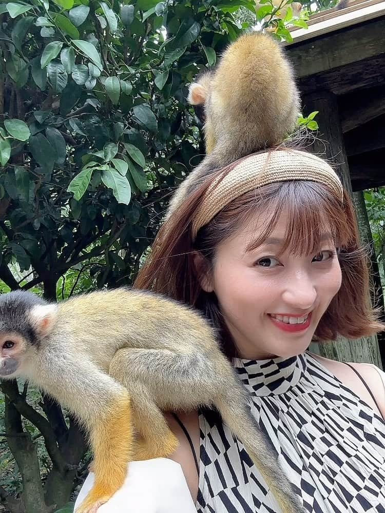 水野まいのインスタグラム：「石垣島のやいま村でお猿さんに癒される🐒💓メロメロになった😍」