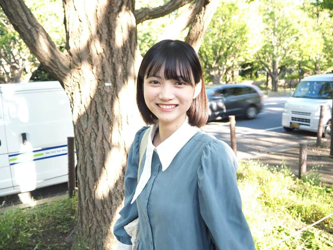 西垣有彩のインスタグラム：「友達が秋らしいアイコン撮りに行こー！っていちょうの下で撮ってくれました！救世主🥹！！！   #あの#めちゃ#青々しいけど#良い子には黄色に見えます👀#西垣有彩」