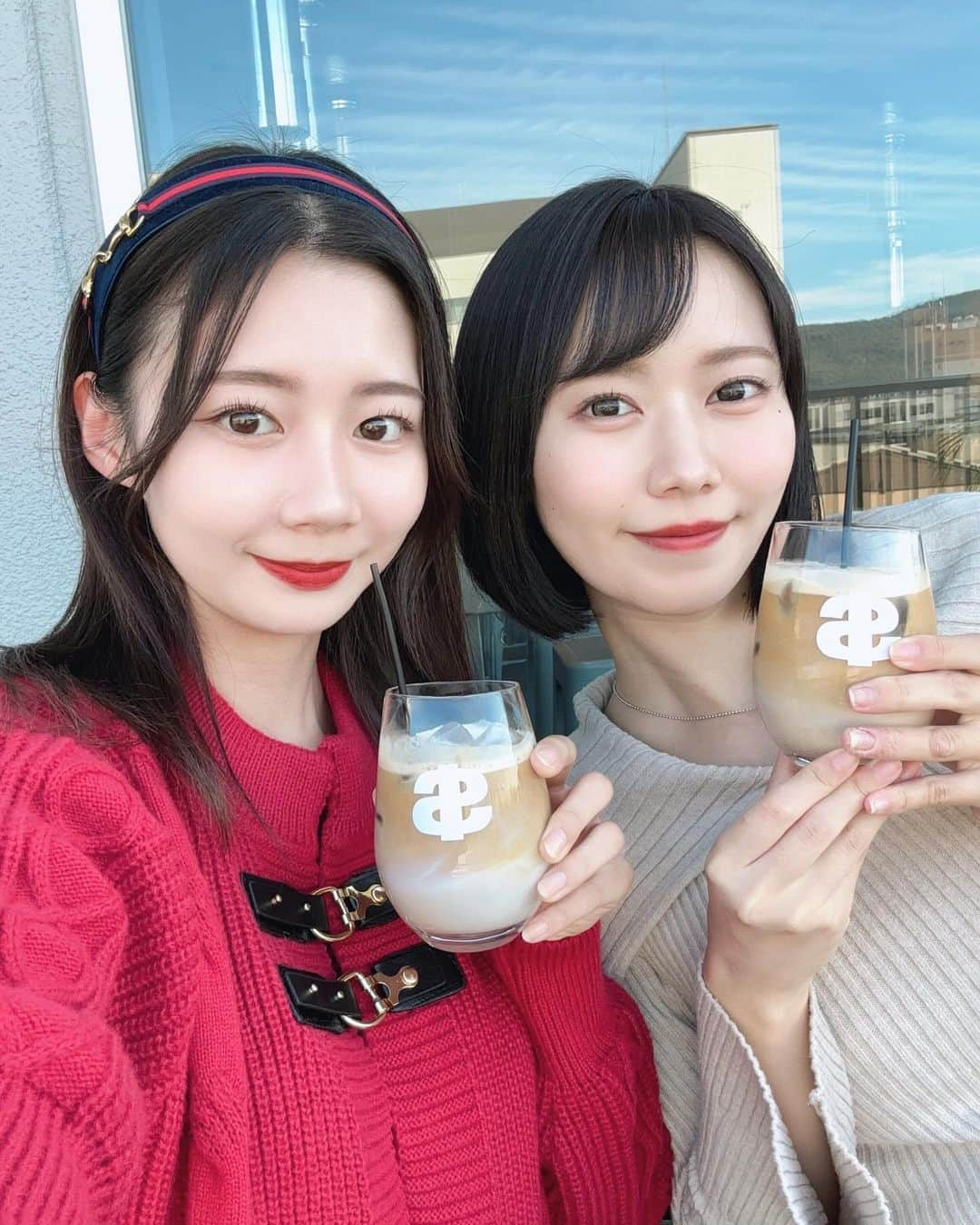 山口莉央のインスタグラム：「風が気持ち良い今の季節にピッタリのカフェ☕*°  📍Cafe and Bar $-3（カフェアンドバーエスサン） 京都河原町駅から徒歩3分  京都の景色が一望できてとても癒されました🍁店内にはおしゃれなバーカウンターもあり、店内もテラス席もどちらも楽しめるのでオススメです✨  #京都観光 #京都おすすめスポット ト #京都旅行 #京都巡り #京都ランチ #京都グルメ #河原町ランチ #河原町グルメ  #四条河原町 #四条巡り #京都ディナー  #サロンモデル関西 #サロンモデル #サロンモデル大阪 #styleinspo #ootd #outfitoftheday #instastyle #lookgoodfeelgood #ファッション #お洒落さんと繋がりたい #おしゃれさんと繋がりたい #shein購入品 #赤コーデ #カーディガンコーデ #河原町カフェ #四条カフェ #京都カフェ #京都カフェ巡り #関西カフェ巡り」