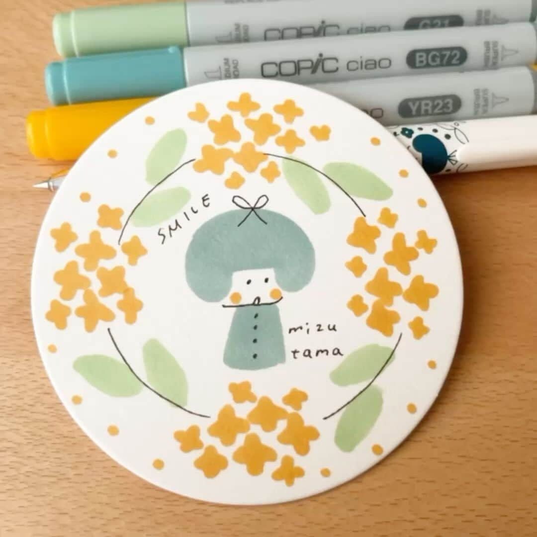 mizutamaのインスタグラム：「今日のお絵描きコースター。 ⁡ ⁡ 金木犀。 秋色でお絵描きしてみたよ☺️ ⁡ ⁡ ⁡ ⁡ ⁡ #お絵描き #イラスト #手描きイラスト #drawingvideo #illustration #doodle  #文房具 #文具 #mizutama #stationery #stationerylove  #copic #copicmarkers #copicciao #コピック」
