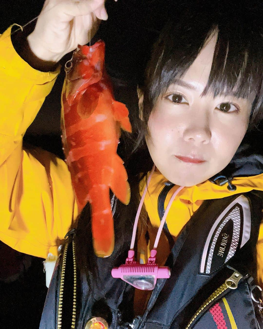 そらなさゆりのインスタグラム：「⁡ ⁡ ⁡ ⁡ 一昨日の釣り！ ⁡ ⁡ 串本の磯で夕マヅメはショアジギ！ 暗くなり出してからぶっ込み釣り！ ⁡ ⁡ ショアジギはジグを投げてもイマイチだったのでブレードに付け替えたらアカハタが釣れてくれました😊小さいのでリリース。 大きく育っておくれ〜！！ ⁡ ⁡ 暗くなる前にぶっ込み釣りのタックルを組み、1投目からナイス引きだと思ったらオジサン✨ オジサンは炙りが好き😊 ⁡ ⁡ その後もカサゴ、アカハタ、テリエビス(?)(初めて釣った！)など、赤い魚のオンパレード！ ⁡ ⁡ 串本らしいウツボに初めましてのトラウツボなど、色々釣れてくれました😊 何が釣れるか分からないぶっ込み釣り、楽しい💕 ⁡ ⁡ ⁡ そして...なんと...私の兄が.... この日はほんと兄DAYでした！ 神がかってた！ ⁡ ⁡ 次の投稿をお楽しみに😆 ⁡ ⁡ ⁡ 【タックルデータ】 （ショアジギ） ロッド:ダイワ オーバーゼア911M/MH リール:ダイワ セルテート LT4000-C PE:サンライン キャリアハイ6 1.2号 リーダー:サンライン ブラックストリーム4号 ブレード:コアマン ⁡ （ぶっ込み） ロッド:ダイワ オーバーゼア911M/MH リール:ダイワ ソルティガ4000 PE:サンライン PEジガーULT8本組 2号 リーダー:サンライン システムショックリーダー 10号 仕掛け:はるかかなた昔に手作りしたやつ オモリ:30号 エサ:イカの切り身 ⁡ ⁡ #釣り #fishing #和歌山 #串本 #ショアジギ #ぶっ込み #カサゴ #アカハタ #ウツボ #トラウツボ #daiwa #sunline #hapyson #azzuro」