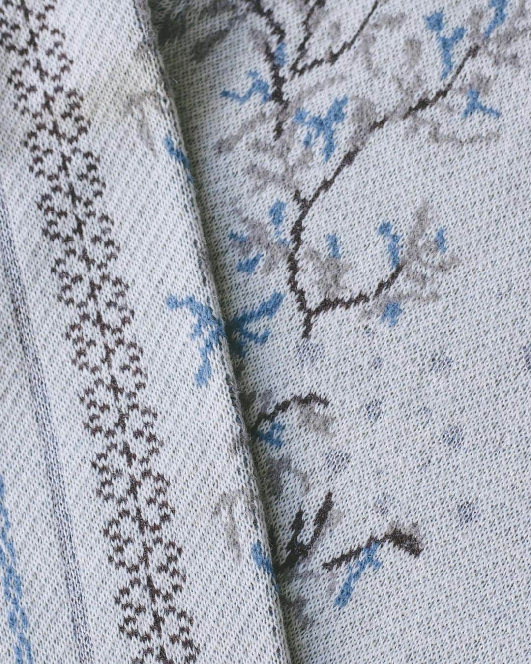 M U R R A Lさんのインスタグラム写真 - (M U R R A LInstagram)「. 2023 Fall / Winter Collection "FRAGILE"  Snow cover knit series Available now online❄️  深々と降り積もる雪に彩られた雪化粧の世界。  静寂さと儚さを映し出すその光景をダブルジャカードの手法を用いて細部にまでわたって繊細に表現。  ウール混の糸や光沢糸など5種類の糸を用いて柄の立体感を生み出している。 また編み地の柄組にはまる2日間を要し、職人の繊細な技術と知識を用いて編み立てられ表現。  クラフトマンシップに根付いたブランドならではのアイテム。  #MURRAL #23FW #FRAGILE」10月18日 20時07分 - murralofficial