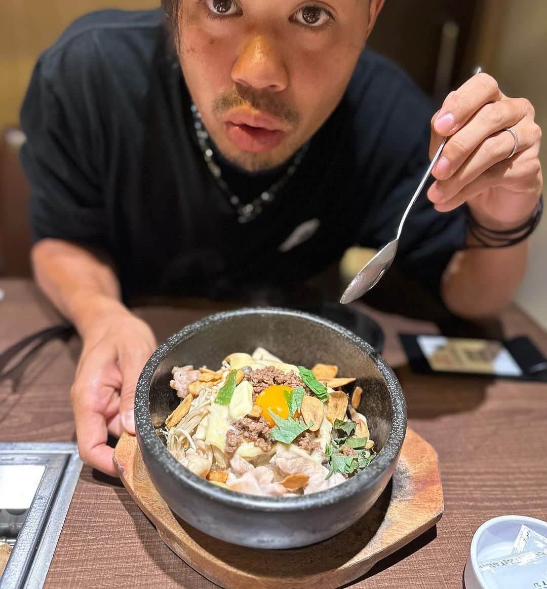 田中パウロ淳一さんのインスタグラム写真 - (田中パウロ淳一Instagram)「『大陸食道』に行ってきた‼️  僕は「ガキ使」で紹介されてて、お店が家から近いってのを知って食べに行ったのが最初です。  今回はもうすぐ全社トーナメントということで、パワーつけるためにめちゃくちゃ食べた。 元々何食べても美味しいけど、期間限定で〝秋のきのこフェア〟ってのを開催していて、それを食べるのがおすすめです。 お肉はめちゃくちゃ食べ応えがありめちゃ美味しいですが、「きのこのガリバタ石焼きビビンバ」も最高すぎたから、ぜひ食べてほしいです😎💪  お肉以外にもサイドメニューも豊富で、個室もあるし、家族で友達で楽しめること間違いなしの『大陸食道』にぜひ行ってみて🔥  PR @ryomu_tairiku_official #大陸食道 #埼玉焼肉 #埼玉ランチ #埼玉ディナー #羽生グルメ」10月18日 20時07分 - tanakapaulojunichi