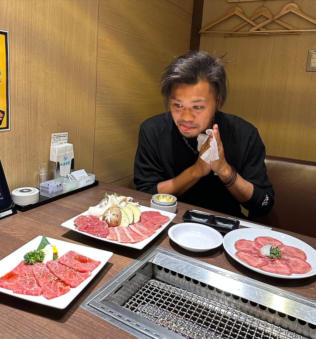 田中パウロ淳一さんのインスタグラム写真 - (田中パウロ淳一Instagram)「『大陸食道』に行ってきた‼️  僕は「ガキ使」で紹介されてて、お店が家から近いってのを知って食べに行ったのが最初です。  今回はもうすぐ全社トーナメントということで、パワーつけるためにめちゃくちゃ食べた。 元々何食べても美味しいけど、期間限定で〝秋のきのこフェア〟ってのを開催していて、それを食べるのがおすすめです。 お肉はめちゃくちゃ食べ応えがありめちゃ美味しいですが、「きのこのガリバタ石焼きビビンバ」も最高すぎたから、ぜひ食べてほしいです😎💪  お肉以外にもサイドメニューも豊富で、個室もあるし、家族で友達で楽しめること間違いなしの『大陸食道』にぜひ行ってみて🔥  PR @ryomu_tairiku_official #大陸食道 #埼玉焼肉 #埼玉ランチ #埼玉ディナー #羽生グルメ」10月18日 20時07分 - tanakapaulojunichi