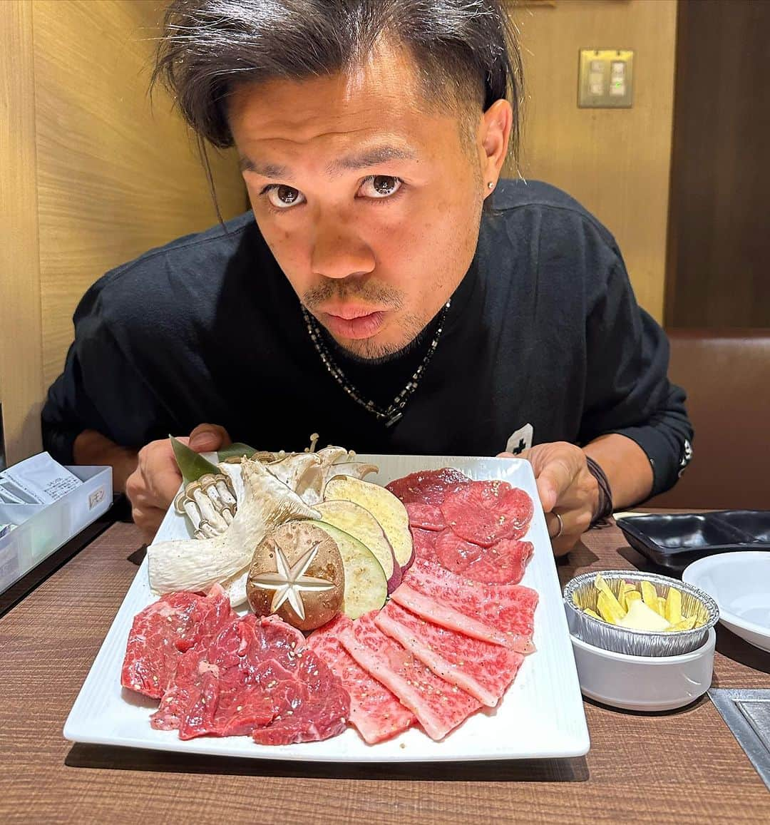 田中パウロ淳一さんのインスタグラム写真 - (田中パウロ淳一Instagram)「『大陸食道』に行ってきた‼️  僕は「ガキ使」で紹介されてて、お店が家から近いってのを知って食べに行ったのが最初です。  今回はもうすぐ全社トーナメントということで、パワーつけるためにめちゃくちゃ食べた。 元々何食べても美味しいけど、期間限定で〝秋のきのこフェア〟ってのを開催していて、それを食べるのがおすすめです。 お肉はめちゃくちゃ食べ応えがありめちゃ美味しいですが、「きのこのガリバタ石焼きビビンバ」も最高すぎたから、ぜひ食べてほしいです😎💪  お肉以外にもサイドメニューも豊富で、個室もあるし、家族で友達で楽しめること間違いなしの『大陸食道』にぜひ行ってみて🔥  PR @ryomu_tairiku_official #大陸食道 #埼玉焼肉 #埼玉ランチ #埼玉ディナー #羽生グルメ」10月18日 20時07分 - tanakapaulojunichi