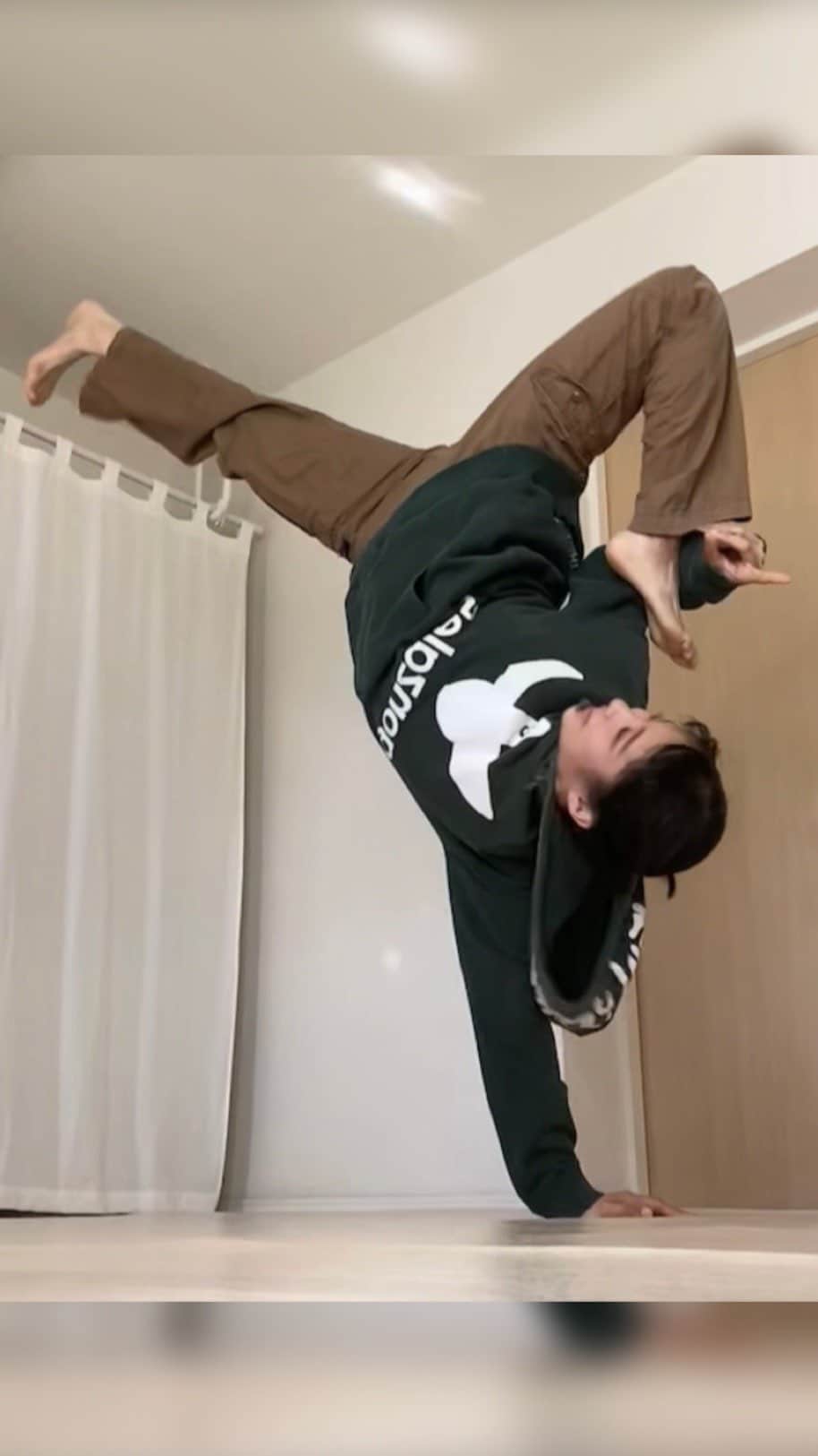 七瀬恋彩のインスタグラム：「🧸👌🏻 #cocoa #bgirlcocoa #actress #action #artist #dancer #bgirl #breakin #breakdance #bboying #powermove #powermoves #acrobatics #hollowback #frezze #streetdance #longhair #fashion #vintagefashion #teddybear」