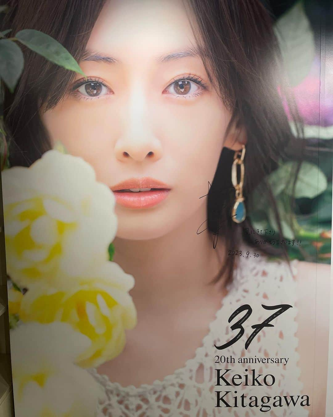 北川景子 20周年記念写真集 『「37」20th anniversary』のインスタグラム：「. #北川景子 20周年記念写真集『「37」 20th anniversary』  好評発売中📚 ✼••┈┈┈┈••✼••┈┈┈┈••✼ 写真集発売記念パネル展&POP UP SHOP絶賛開催中🎉  HMV&BOOKS SHIBUYA店の様子をお届け👀 北川さんのサイン入りパネルをはじめとした 厳選された収録カットが展示中👏 パネル展会場で「37」をご購入された方には抽選で サイン入りパネルプレゼントのキャンペーン中です🙌  会場ではカレンダーやクリアファイル&ポストカードも先行販売中📣 ポスターカレンダーは最後の動画のように会場で中身をチラ見できます👀✨ もちろん20周年記念グッズも🎁 先行販売でゲットできるのはパネル展だけ✍️  10/23(月)までの開催となりますので残りわずか🫧 ぜひご来場ください🥳  🌻発売記念パネル展&POP UP SHOP 東京(渋谷) 開催期間:2023年9月30日(土)〜2023年10月23日(月) 会場:HMV&BOOKS SHIBUYA 5F  兵庫(神戸) 開催期間:2023年10月4日(水)～2023年10月23日(月) 会場:HMV三宮オーパ  写真集詳細はプロフィールの公式サイトURLをCheck🕊 ♡−−−−−−−−−−−−−−−−−−−−−−♡ #20周年おめでとう景子ちゃん #北川景子 #写真集 #スターダストプロモーション #スターダスト #SDP #女優 #20周年 #アニバーサリー #書籍 #出版 ♡−−−−−−−−−−−−−−−−−−−−−−♡」