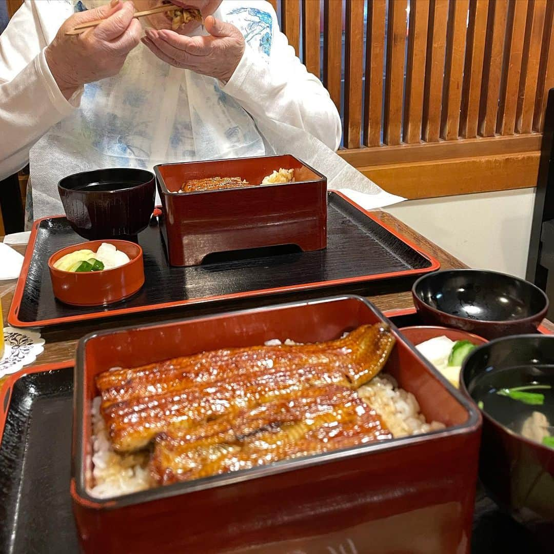 結城さなえさんのインスタグラム写真 - (結城さなえInstagram)「思い出飯シリーズ 「鰻重」  父の誕生日や退院祝い、家族の記念日などによくいただいた鰻。鰻食べにいこう！というだけで家族のテンションが上がるくらいみんな大好き。 父の通夜の御斎にも振る舞わせていただいたほど。  思い出飯として、母と二人でいただきました。 母もいつもの2倍のスピードでペロリと平らげてくれました（笑） ごちそうさまでした！  #うな重 #鰻  #鰻重　#グルメ #家族ごはん #母とデート #思い出飯 #gourmet  #unagi #eel #japanesefood」10月18日 20時13分 - yuukisanae