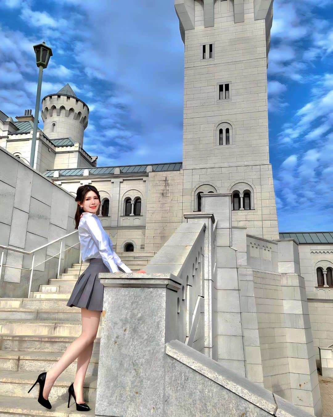 IKUMIのインスタグラム：「🦴 姫路の夢の国〜🏰  .  #兵庫#姫路#神戸#姫路観光#太陽公園#姫路旅行#神戸観光 #神戸旅行#城#インスタ映え#フォトスポット#インスタ映えスポット #観光スポット#観光スポット巡り #国内旅行#女子旅#インスタグラマー#インフルエンサー#美脚#モデル#フリーモデル#関西モデル#関西旅行#関西観光#asiangirls #asianbeauty #asianmodel #japanesemodel #japanesegirl #modelstyle」