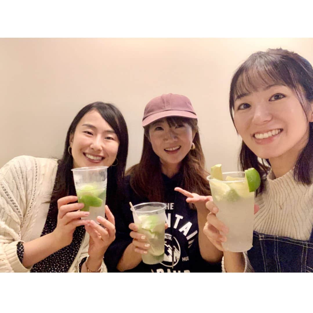 はたゆりこさんのインスタグラム写真 - (はたゆりこInstagram)「期間限定『丸ごとグリーンレモンサワー』（mosh Grab'nGo） ━━━━━━━━━━━━━━━━━━━━━ 広尾にあるmosh Grab'nGoで『丸ごとグリーンレモンサワー』が期間限定販売中ということで、シンガーソングライターの鈴木あいちゃんたちと先日いただいてきました✨  日本一のブランド・瀬戸田産の、今しか採れない希少なグリーンレモンを使用したレモンサワー🍋 グリーンレモンと一緒に希少なライムもふんだんに入っていて、贅沢過ぎました！ 爽やかで香りが良くて最高に美味しかったです✨チーズバーガーにも合います😋  この機会にぜひ♩  東京・広尾にあるチーズバーガー専門店「mosh Grab'nGo」（モッシュグラブアンドゴー） @moshgrabandgo  ≪出演情報≫ ◼10/29(日)入間万燈まつり フリーライブ（埼玉県入間市） ◼11/5(日)入間さんま祭 [東日本大震災・気仙沼復興支援]（彩の森入間公園） ◼11/29(水)夜「10周年アニバーサリーワンマン」（汐留BLUE MOOD） ※詳しくは「はたゆりこオフィシャルサイト」をご覧ください♩  #moshgrabngo #mosh #広尾mosh #モッシュグラブアンドゴー #モッシュ #チーズバーガー専門店 #レモンサワー #瀬戸田 #瀬戸田レモン #広尾グルメ #広尾ごはん #広尾イベント #ふわトロ #ふわトロライブ #チーズバーガー #チーズバーガー大好き #シンガーソングライター #鈴木あい #ハンバーガー女子 #モス友」10月18日 20時10分 - hatayuriko