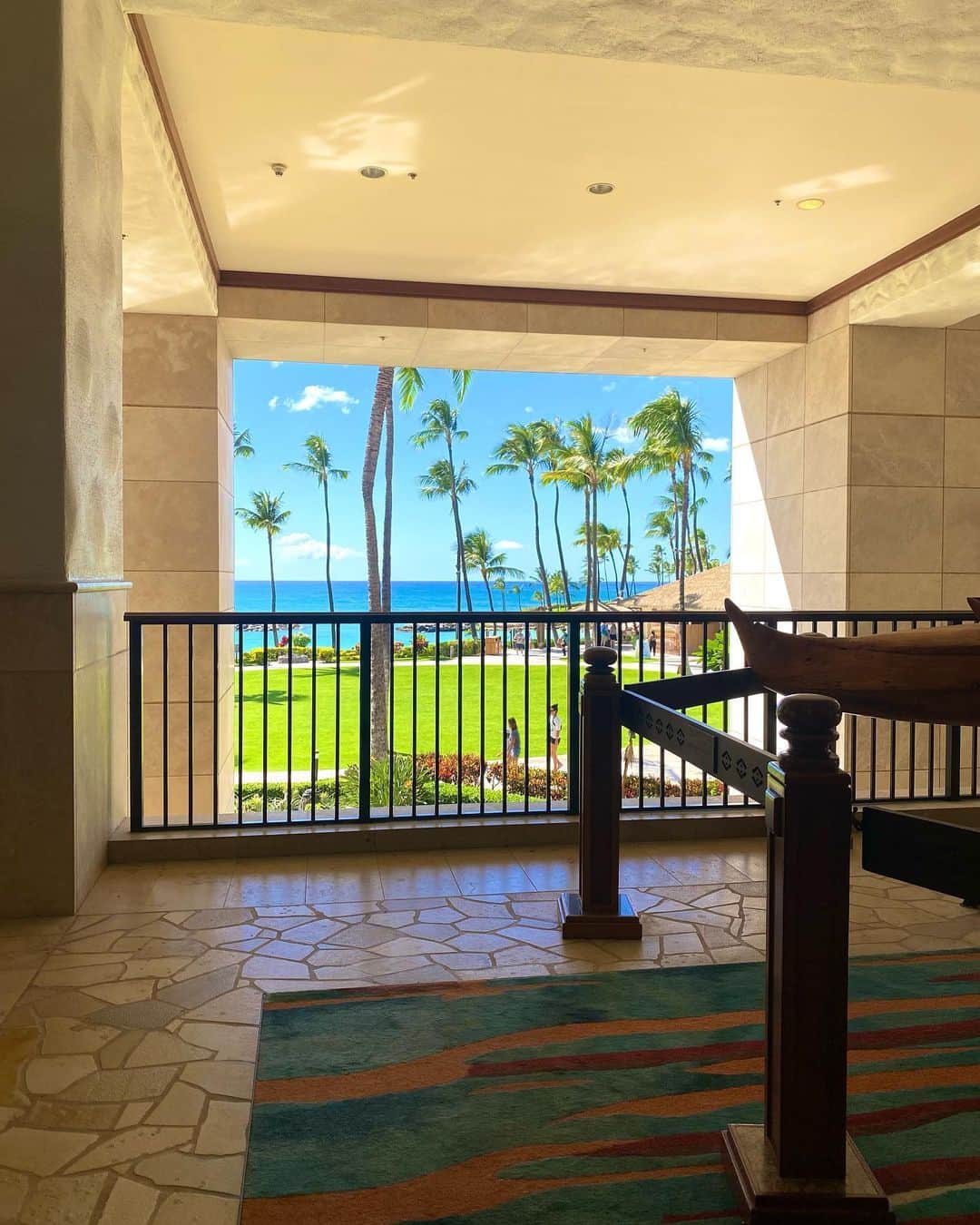 江辺香織さんのインスタグラム写真 - (江辺香織Instagram)「夏おかわり!!♡♡  Hawaii 2weeks stayの旅✨ コオリナ7日間、ワイキキ8日間🌺  キッチン付のお部屋だとお料理できて、とても良い。  #hawaii #koolina #koolinagolf #aulani #marriott  #子連れハワイ #ハワイ #海 #ビリヤード #billiards #pooltable #hotellife #pool #travel #oceanview」10月18日 20時11分 - kaori.ebe