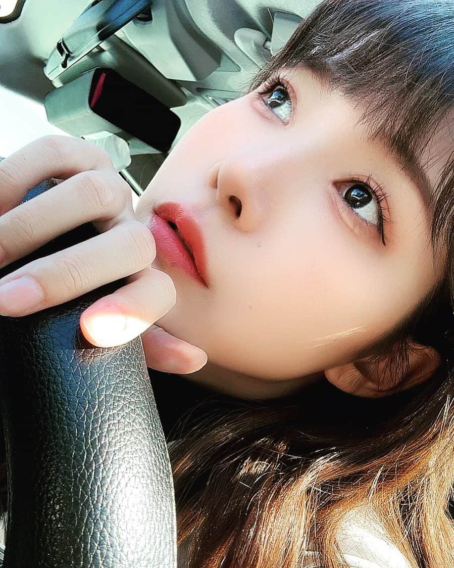 澁谷梓希さんのインスタグラム写真 - (澁谷梓希Instagram)「駐車場で待っている時のアタイ🚗  待つのは全然平気なタイプ◎ ちゃんと連絡さえくれてたらね！  なんも連絡なしに遅れてきたら とても怒るしなんなら帰ります😤  ありがとうって当たり前に言える人だいすき❤️‍🔥」10月18日 20時22分 - azk_s811