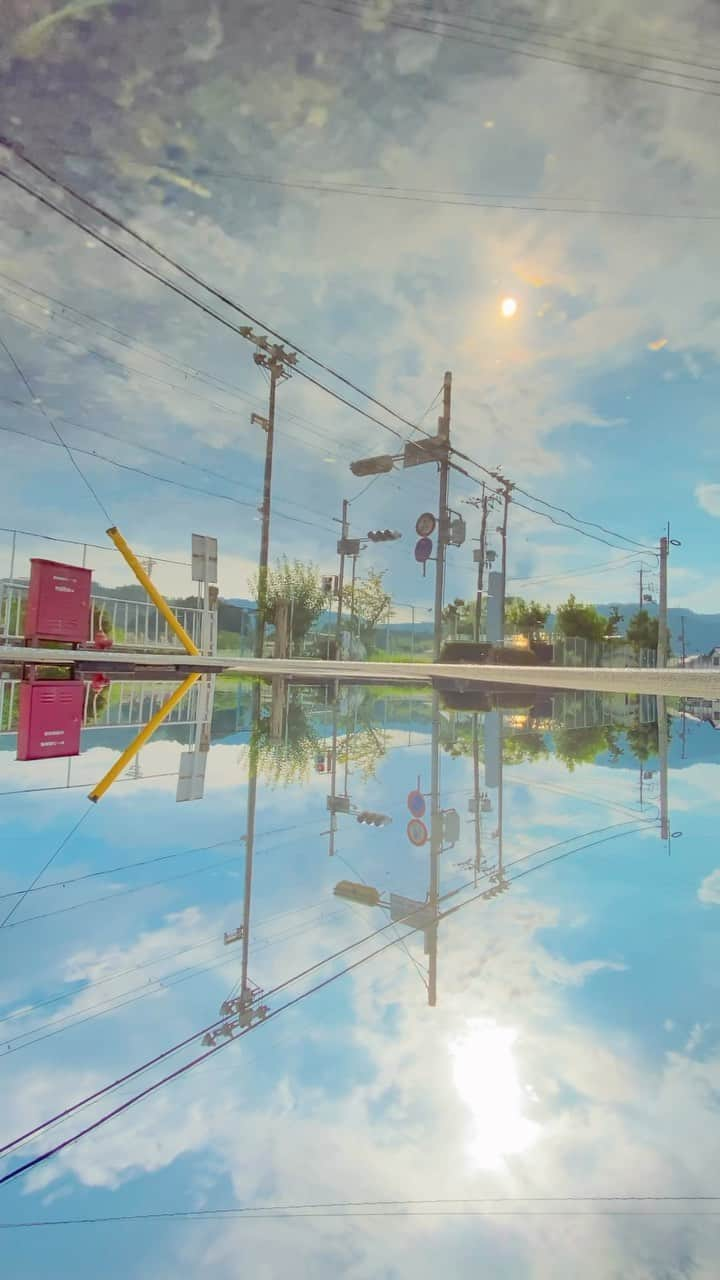 Shotaのインスタグラム：「水溜りに映る世界 The world reflected in a puddle  こういう世界観はお好きですか？ Do you like this kind of worldview?  #japan #日本 #日本の風景」