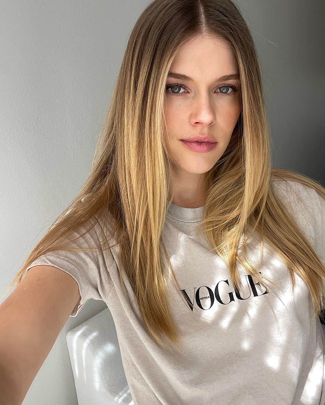 Victoria Leeのインスタグラム：「Tomorrow 💥 @vogueaustralia Fashion’s Night Out.  @bassike 🖤 #VAEFNO   @jasmineabmakeup  @sophierobertshair  ❤️」