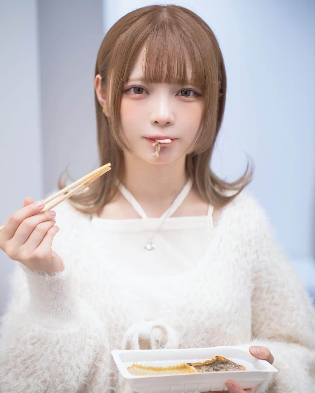 眠岸ぷりんのインスタグラム：「出番直前にほっけたべてごめん…」