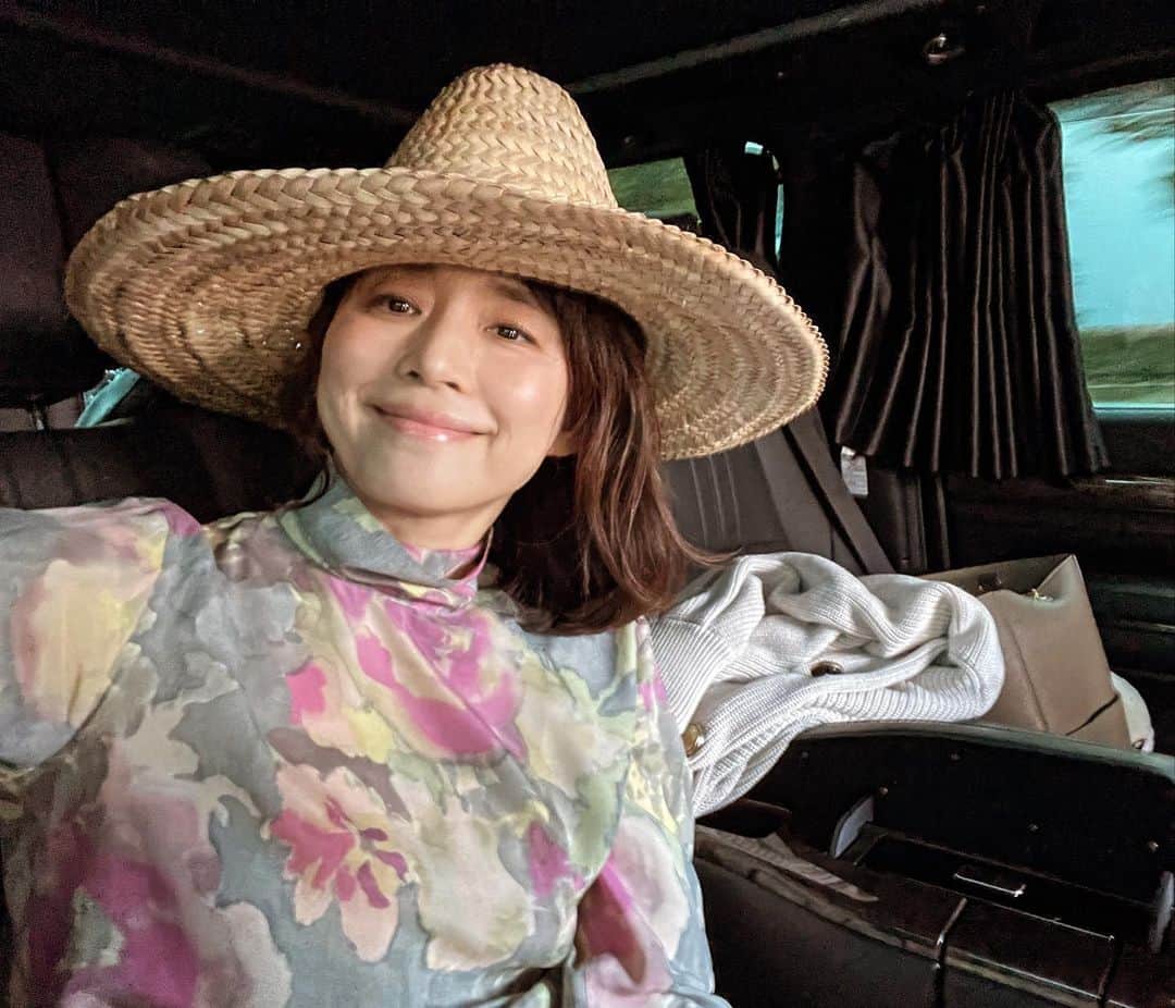 石田ゆり子のインスタグラム：「昨日のわたくし。 仕事の合間に、30分だけ 新木場のcasica  @casica.tokyo に行ったのです。 そこで、植物を育てるための、グローブやら霧吹きやらを買い求め、そしてこの日焼け防止ハットも買いました。おでこに帽子の跡もつかないし、ばふっと被ったときの感じがなんとも間抜けで(すみません) 気に入りました。 30分のすてきな気分転換でした。 その足で、また新しく始まるドラマの本読みへ向かいました。 素晴らしく魅力的な作品たちに出演できる喜びを 噛み締める日々です。」