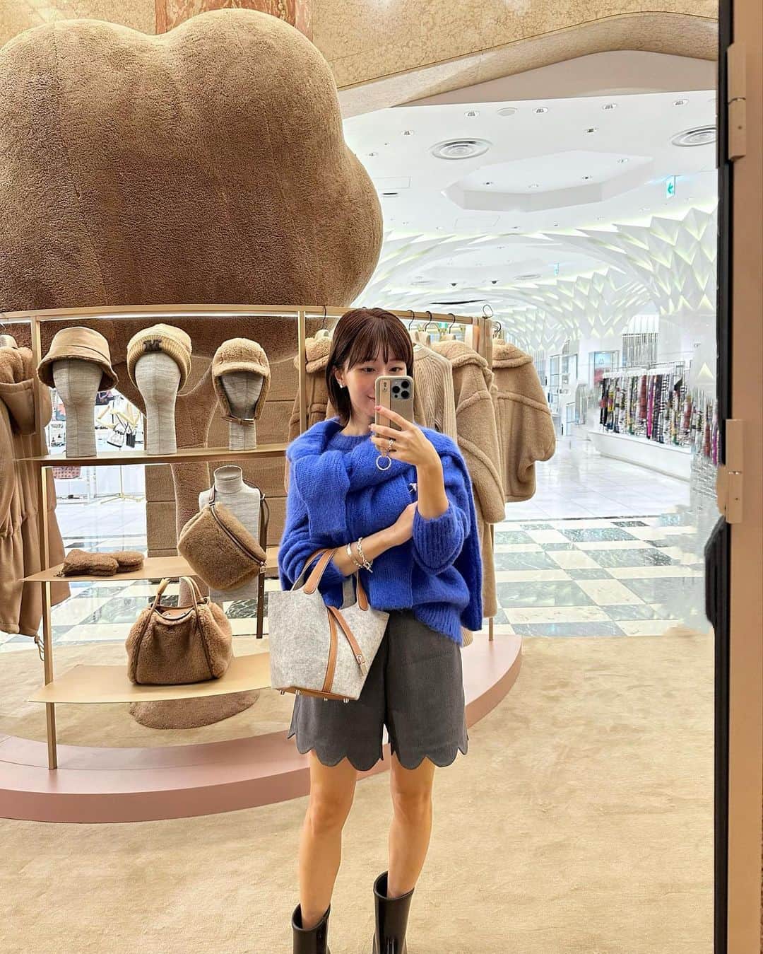 水野佐彩のインスタグラム：「・ 雨の日のショッピング☔️💜 今年の自分へのお誕生日プレゼントは ずっと憧れだったテディ🧸にしました🥰 早く寒くならないかな🥰❄️  雨の日こそお気に入りのお洋服を着て...💙🖤💙🩶」