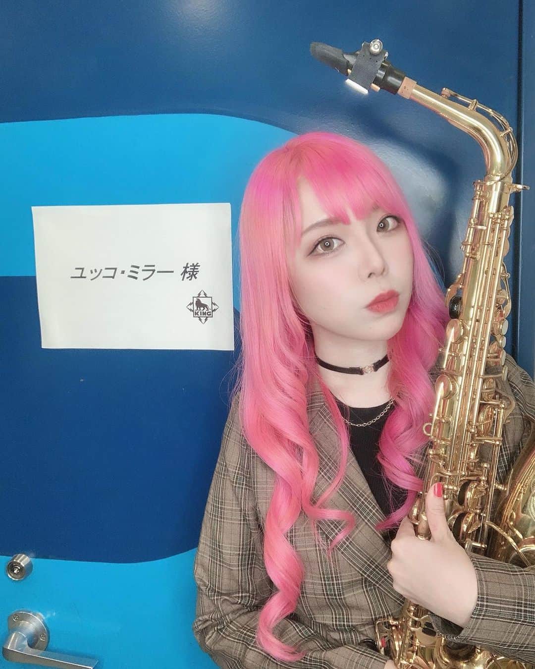 ユッコ・ミラーのインスタグラム：「今日は取材日でした💕 テレビや雑誌やWebなど色々とまたお知らせします💗  #ユッコミラー #サックス #yuccomiller #유코밀러 #saxophone #sax #saxophoneplayer  #saxophonist #색소폰 #femalesaxophonist  #femalesaxplayer  #jazz #YouTube #YouTuber #pinkhair」