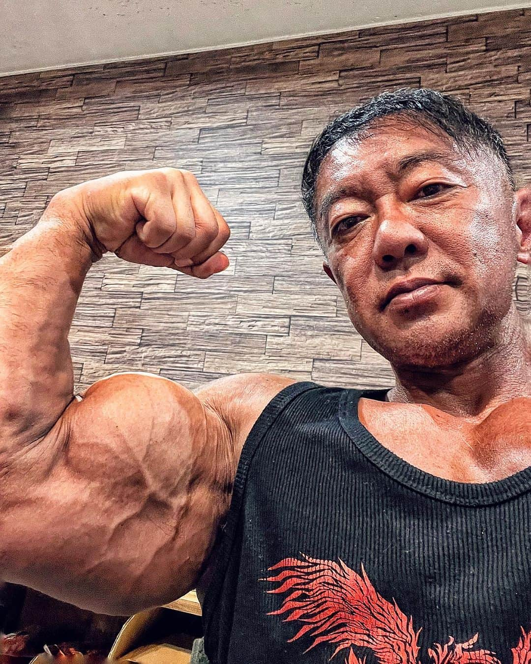 鈴木克彰のインスタグラム：「2023/10/18 D-33 厳しいローカーボ日🔥高強度の肩＆腕トレの日💪😊パンパンです。  今シーズン初期年明け頃の右👍骨折から、何とか復活しました。マッスルメモリー全開です。💪😊👍  写真盛れた盛れた😁引き続き引き上げて行きます。  ✨2023/11/17〜19 THE ROAD TO IFBB ELITE PRO WORLD CHAMPIONSHIPS🇵🇹 Portugal✨  【パーソナル＆通信指導募集】 ✨沢山の身体創り成功者〜各競技のトップ〜活躍するプロを産み出し指導し続けてます。パーソナル指導〜オンライン指導〜新規募集期間✨😊初心者の方も大歓迎です✨ 皆さん夢や目標の成功に向けて〜歴30年の私が最短距離サポート致します。 サプリメントもメーカー直により特別パーソナル割引で購入できます。 お問い合わせはDMでお気軽にご相談ください。  #世界に通じるトレテク研究 #世界制覇 #仕上がり #ポージング #腕トレ #上腕二頭筋   #百戦錬磨 #歴30年は伊達じゃ無い  #ifbbnationalchamp  #ifbb #ifbbelitepro #ifbbエリートプロ   #ボディビル #bodybuilding #workout #muscle #training #phsique #エンサヨジャパン #エンサヨ #ファインラボ #ファインラボフィット #サプリメント #ワークアウト #ダイエット #diet #筋トレ  #ボディビルダー  #ifbbfamily #arnoldclassiceurope」