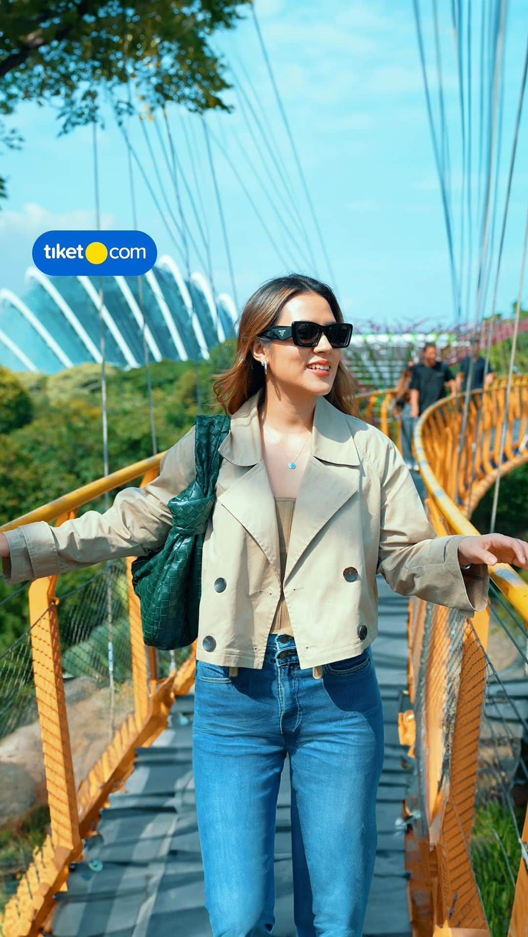 Raisa Andrianaのインスタグラム：「Bikin liburan kamu jadi luar biasa di Singapore? Kenapa engga?  Sobat tiket, kali ini timin bareng Kak @raisa6690 dan @visit_singaporeid mau ajakin kamu untuk dapat rekomendasi yang bakal bikin momen liburan kamu lebih menarik.   Di sini, Kak Yaya bakal spill destinasi-destinasi favoritnya lho.  Yuk, ikutin keseruan perjalanan Kak Yaya di Singapore, dari yang biasa jadi luar biasa!  #Bulatkantiketmu #VISITSINGAPORE」