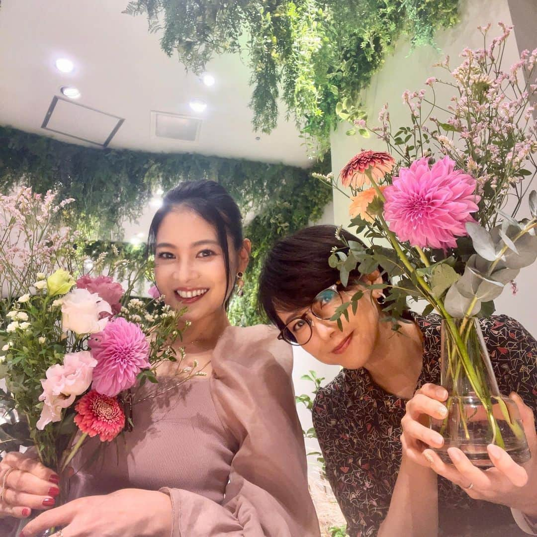 吉田玲奈さんのインスタグラム写真 - (吉田玲奈Instagram)「🌸🌿 今夜は素敵なイベントへ✨  ✿✿My Bouquet of ペリエ ジュエ feat. edenworks✿✿ ペリエ ジュエのシャンパーニュの特徴である花々の香り。そのアロマと味わいににインスパイアされながらブーケづくり💐ができるブーケワークショップ✿  グラン ブリュット グラス1杯🥂 いただきながらedenworksのフローリストの方のワークショップでブーケを束ねました💐 お誕生日の愛子ちゃんを誘って楽しい時間を過ごすことが出来ました♪  #花はすべてのはじまり  #ペリエジュエ #石山愛子 ちゃん #シャンパーニュ  #ベルエポック #ブーケ作り #花が好き #お花が好き #ペリエジュエグランブリュット  #ペリエジュエポップアップイベント」10月18日 20時19分 - reina.yoshida.ciel.1218