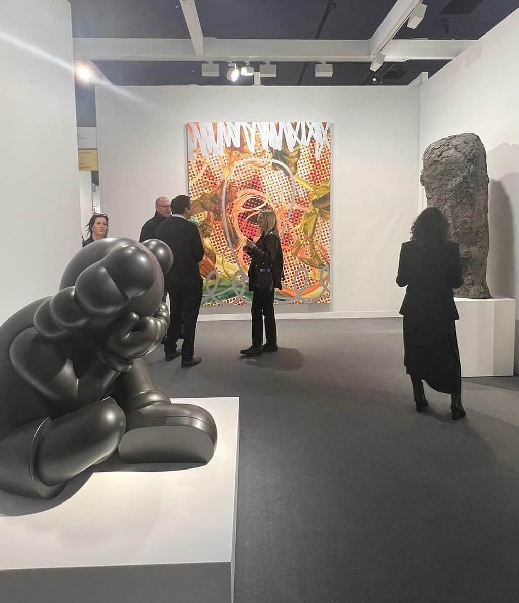 KAWSONEさんのインスタグラム写真 - (KAWSONEInstagram)「Good morning… @skarstedtgallery Paris + par Art Basel (Booth B14) #KAWS」10月18日 20時20分 - kaws