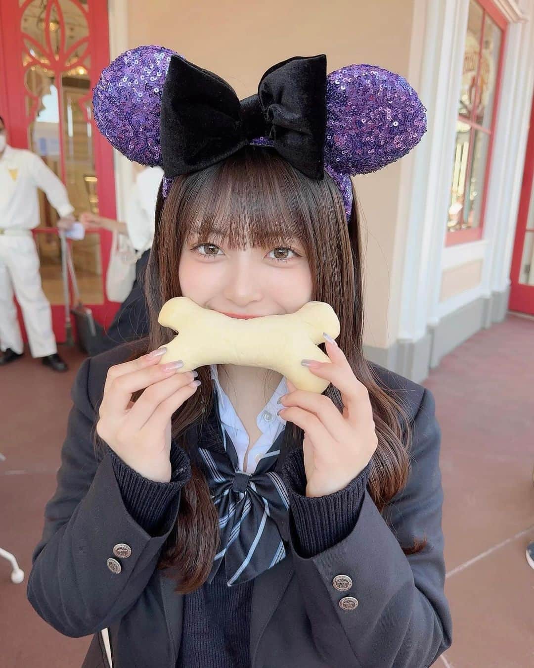 内山優花のインスタグラム：「．  ハロウィンディズニー🎃💜 高校のお友達といったよ楽しかった✌🏻  制服もプラベでひっさしぶりにきた( ◠‿◠ ) やっぱりこの制服かわいいすぎる🥹  2枚目難しかったみんなどうやってるの🐶！！笑  文章ぐちゃぐちゃだけどいろんなこと書いたからみてね😂  #disneyland #制服ディズニー」