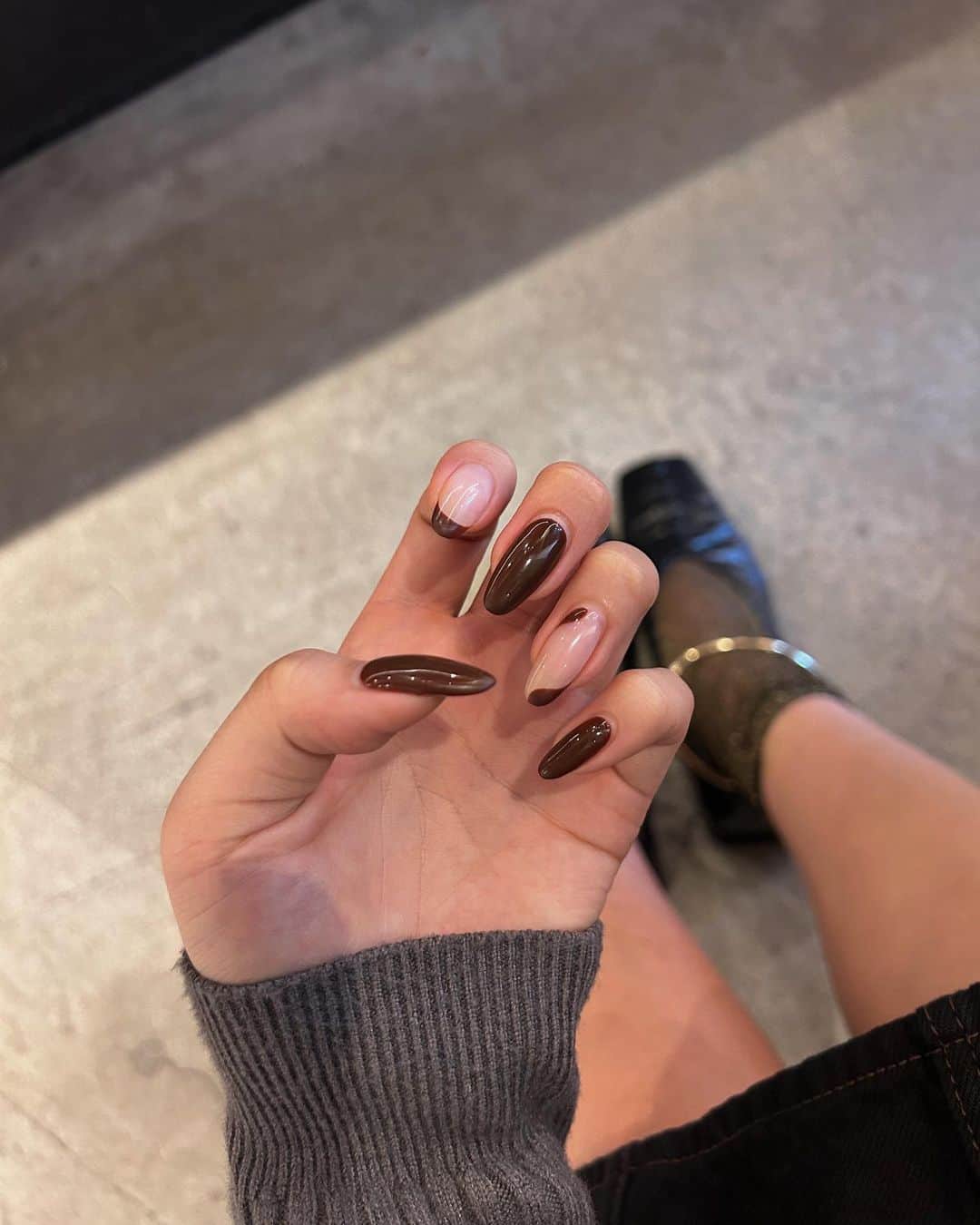 のインスタグラム：「可愛いネイル @crescemt._y  と可愛い靴 @jilsander   手先と足元かわいいと気分上がる😍  ジルの靴は履きやすくてパリもこれで何時間も歩けちゃったくらいお気に入り🙏🤎🥹　 ヒールがほんとに最近履けない🤣」