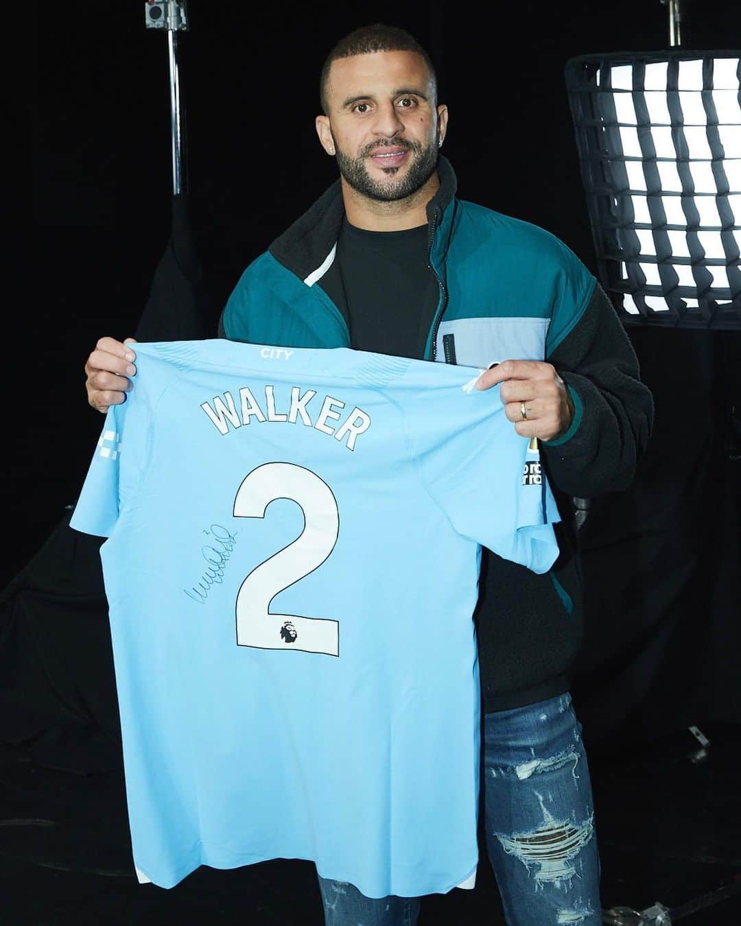 カイル・ウォーカーのインスタグラム：「GIVEAWAY TIME!! 🎁  I’m giving away 2 SIGNED @mancity premier league shirts.  To ENTER, make sure you… - follow @kylewalker2 ✅ - follow @elitesocialmanagement ✅ - TAG a friend in the comments! 💬  Winners announced on the 26th October! 🗣」