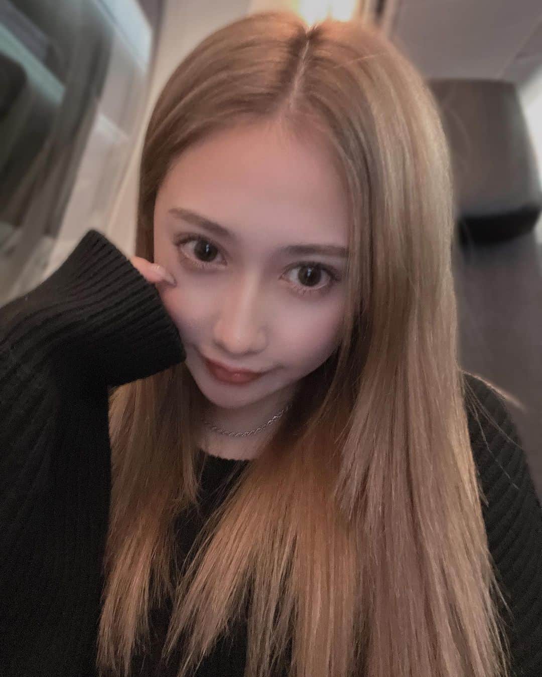 藤井萌さんのインスタグラム写真 - (藤井萌Instagram)「ヘアケアの質問多かったので 最近使ってるお気に入りのヘアケアアイテムをご紹介🙂  韓国アイドルのうるさら髪に憧れて @curlyshyll_official の トリートメントとオイルを愛用中です♡  「CURLY SHYLL」は、 韓国の有名芸能人やアイドルが使用していることでも有名で、 韓国の美容好きの方にも大人気なんだよ🩷  いつものシャンプーとリンスのあとに #プレステージダメージケアトリートメント を週3でやってます♡  健康で美しい髪をつくるために欠かせない 「タンパク質」が配合されていて 髪の状態が柔らかくなって くし通りをしやすくなった🫡🤍🤍  そしえお風呂上がりのタオルドライの後に #シルキーオイルセラム　をつけてるよ！ 自然由来オイル配合で、髪のダメージを 補修＆潤いを与えてくれる 軽い付け心地のヘアセラム♡ フローラルピーチの香りがめっちゃ良い🙈  @curlyshyll_jp 👈日本の公式インスタや 日本語のウェブストアもあるので チェックしてみて😍😍  #カーリーシール #curlyshyll #ヘアケア #韓国ヘアブランド #サロンシャンプー #サロン専売品 #カーリーシールCOC #커리쉴coc」10月18日 20時23分 - fujii_moe