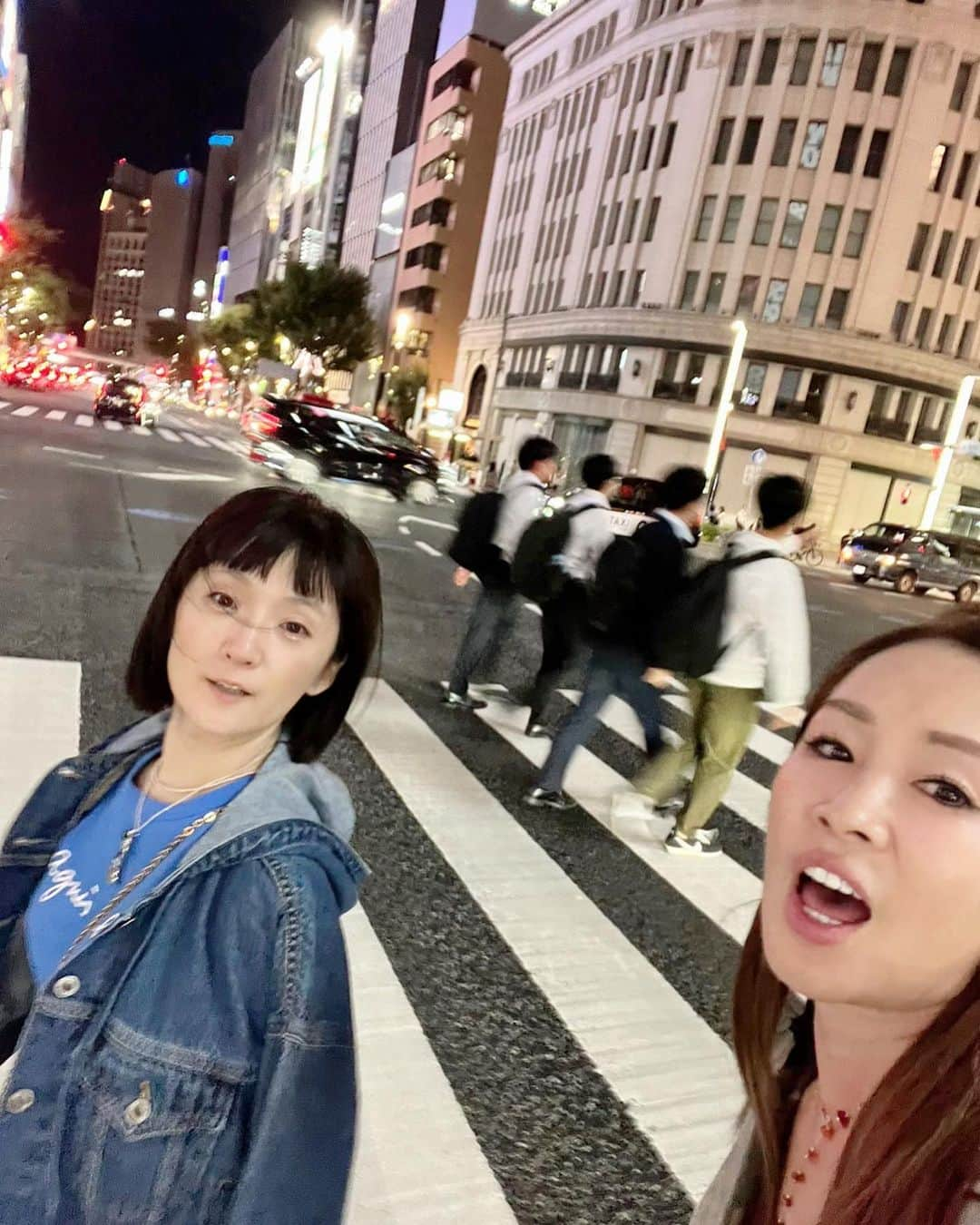 千秋さんのインスタグラム写真 - (千秋Instagram)「アメリカに住むかずは、日本の至る所に感動するので、そこに気付かされることも多い。 建物の造り、飲食店のサービス、夜に女性の一人歩きとか最たるもの。  銀座も、月島も、旅行気分で来て、ベタなことをする。 いつもと違う景色に見えて、とっても楽しかった♪ このやり方おすすめ。  #千秋旅日記 #月島 #月島もんじゃ #銀座 #銀ブラ」10月18日 20時24分 - chiaki77777