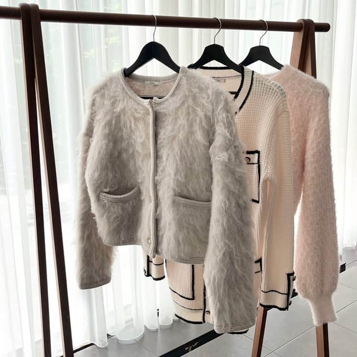 デュラスアンビエントのインスタグラム：「#ファーライクニットジャケット <Ivory, Gray, Black, Coral>  繊細な色が混ざったウール混の糸で、温かみのあるニュアンシーなニットジャケット。  #バイカラーロングニットカーディガン <Off white, Gray, Black>  騙し絵風なデザインは、あえて歪な縁取りにすることで、まるで2Dのような目新しいロングカーディガン。  #シャギーヤーンクルーネックニット  <White, Baby pink, Gray, Black>  ふんわりとした手触りで肌当たりが柔らかく、程よいボリュームが出る厚さがポイント。  ＿＿＿＿＿＿＿＿＿＿＿ ✔︎ @ambient_styling #AMBIENT #ambient_official #ambientstyle #アンビエント #ニット」
