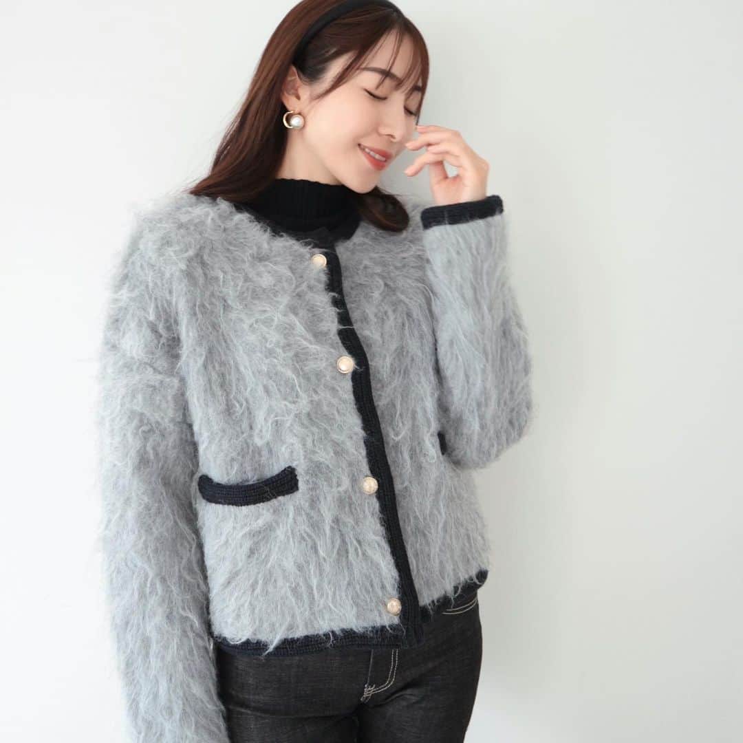 デュラスアンビエントのインスタグラム：「#ファーライクニットジャケット <Ivory, Gray, Black, Coral>  一気に秋冬のムードに引き上げるファーアイテムが到着。  繊細に色が混ざったウール混の糸で、温かみのあるニュアンシーな顔つきに。  表面はニットの編み地を割くことで、思わず触りたくなるような長い毛足をつくり出し、裏面は起毛感を抑えて、肌当たり柔らかな仕様に拘りました。  ＿＿＿＿＿＿＿＿＿＿＿ ✔︎ @ambient_styling #AMBIENT #ambient_official #ambientstyle #アンビエント #ニット #ニットジャケット」