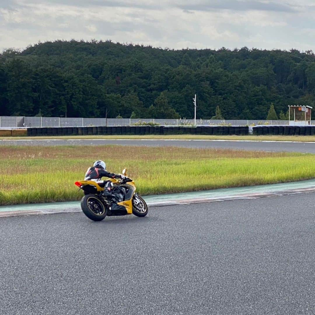 原田哲也さんのインスタグラム写真 - (原田哲也Instagram)「Haradaプレミアムレッスン！ 最高のコンディション！ ありがとうございました。 #araihelmet #dainese #michelinmotorcycle #mvagusta #キャラメルモータース #袖ヶ浦フォレストレースウェイ」10月18日 20時26分 - tetsuya_harada31