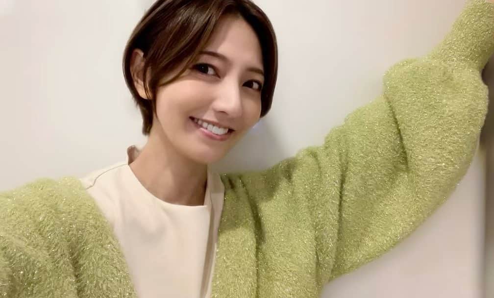 山名裕子のインスタグラム：「. 臨床を早めに終えて 別のお仕事へ  ヘアメイクしていただきました✨ 感謝です♡  @labelleetude_official  のラメカーディガン お気に入りです🫧  好きな色はテンションあがります  #グリーン #ライトグリーン #もう一色買う予定 #たくさん笑った1日 #風邪が流行っているのでお気をつけください #花粉症の方もつらいですね🤧」