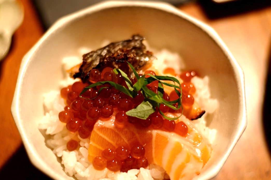 azumiのインスタグラム：「毎年恒例 あずみ母お手製のイクラの醤油漬けが 札幌の実家から届きました。 今年のイクラは去年より味が良いらしい、との評判通りとても美味しかった！  そして、イクラを中心に献立を考えた #あずみメシ  いつも変わらないけど 鶏大根、茄子と小松菜の揚げ浸し、北海道産の秋鮭、きのこのサラダ、爆弾納豆、イナダとイカソーメンとトラウトサーモン、鮭の親子丼、タコのカルパッチョ作ろうと思ったらイカだったカルパッチョ。 今年もご馳走さまでした。  #イクラの醤油漬け   An annual tradition Azumi mama's homemade salmon roe marinated in soy sauce It arrived from my parents' house in Sapporo. This year's salmon roe is said to be better than last year's, and it was just as delicious as its reputation!  And we made a menu around the salmon roe. #AzumiMeshi  It's always the same, but... Chicken radish, deep-fried and soaked eggplant and komatsuna, Hokkaido fall salmon, mushroom salad, bomb natto, inada and squid somen and trout salmon, salmon oyakodon, carpaccio which was squid when I was going to make octopus carpaccio. Thank you for another year's feast.  #Ikurasoakedinsoysauce」