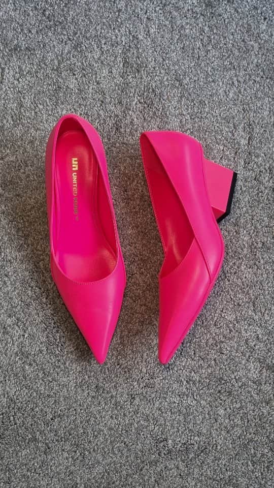 ユナイテッドヌードのインスタグラム：「#AD | RAILA PUMPS 👠 They are really sofisticate but comfortable at the same time ; the ideal pair of shoes made for strolling the city with style 🫶  Use the discount code 'Silvana10' for 10% off at checkout ✨️  #unitednude #aw23 #sponsored #railapumps #pinkpumps」